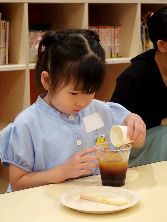 食育キャラバンでカラフルジュース作りをする様子