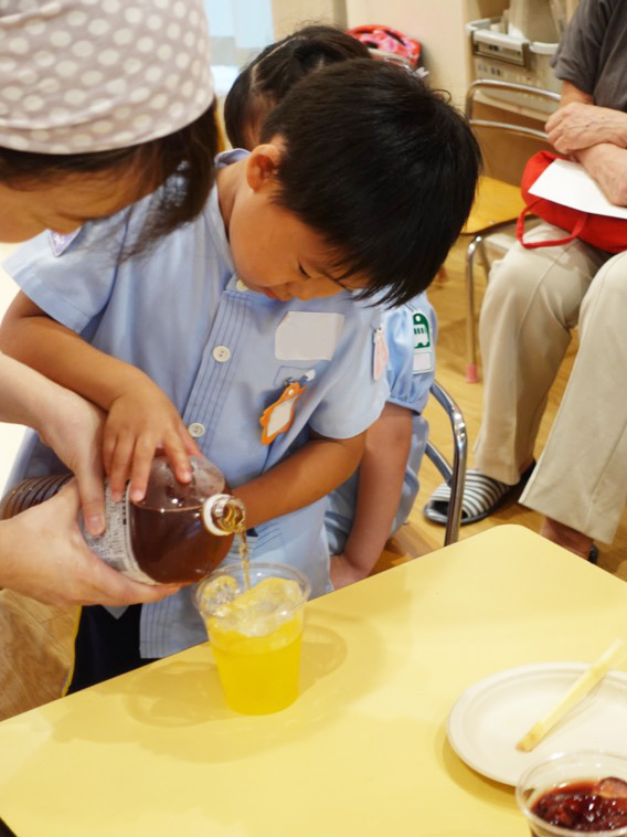 食育キャラバンでカラフルジュース作りをする様子