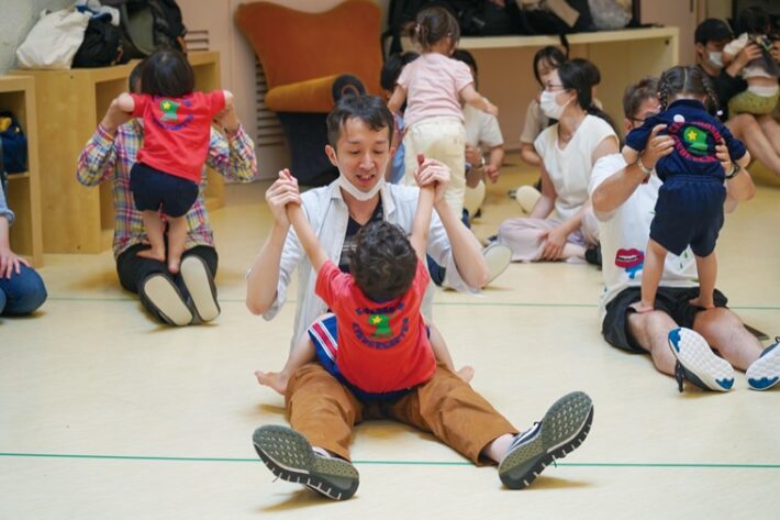 親子体操を楽しむ金の星幼稚園の未就園児コース