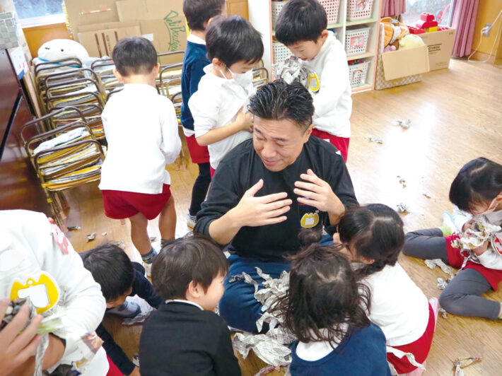 保護者が都筑ヶ丘幼稚園の園児と触れ合う様子