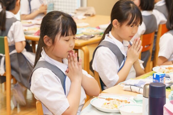 聖ドミニコ学園小学校のランチの前にお祈りをします