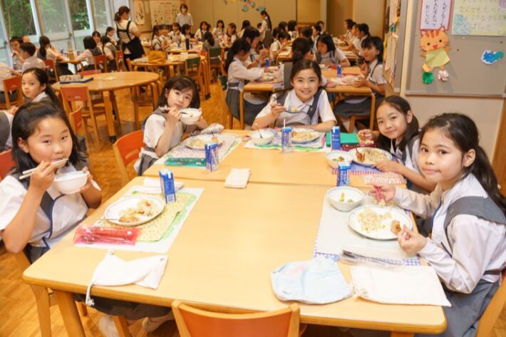 聖ドミニコ学園小学校のランチルームの様子