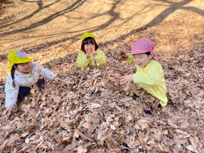 からんこ山で遊ぶナザレ幼稚園の子どもたちの様子