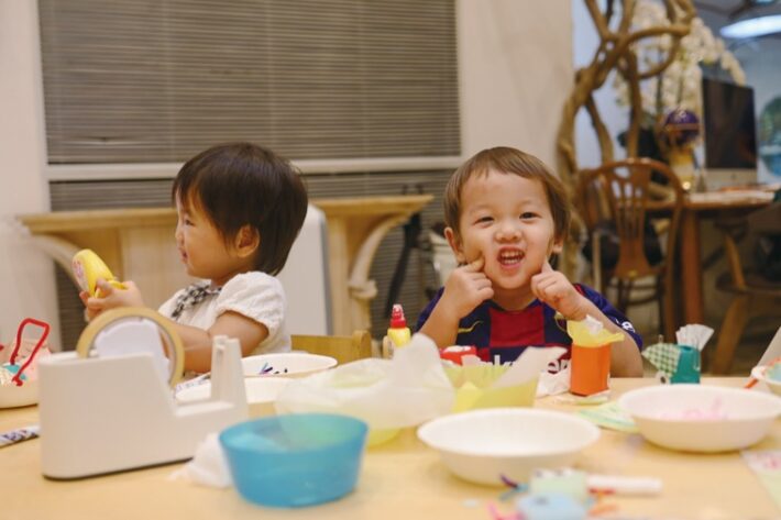 造形遊びを楽しむ金の星幼稚園・未就園児コースの様子