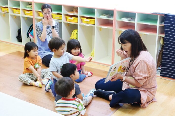 ナザレ幼稚園の読みきかせの様子