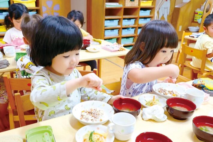 ピッコリーノ学園の自園給食の様子