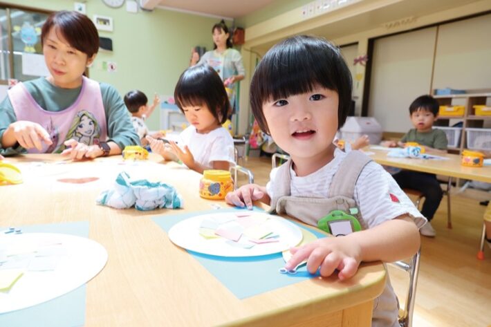 ナザレ幼稚園未就園児クラスの制作の様子