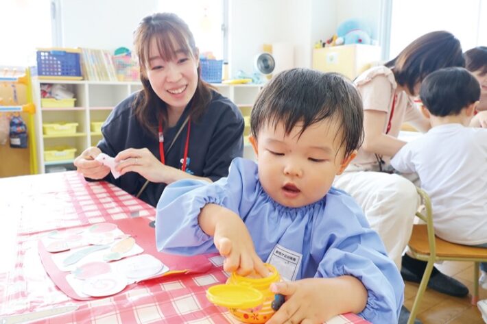 都筑ヶ丘幼稚園未就園児クラスの制作の様子