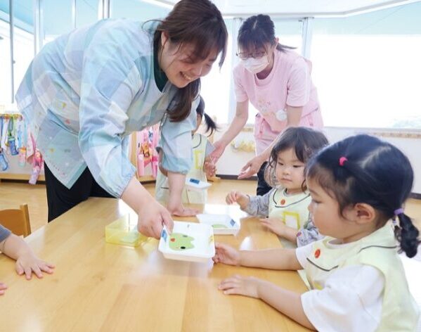 田園都市幼稚園未就園児クラスの制作活動の様子