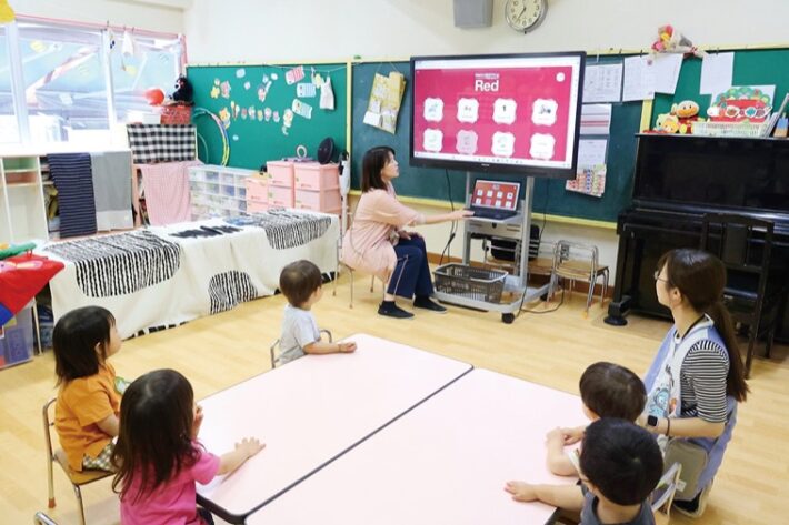 ナザレ幼稚園未就園児クラスの英語学習の様子