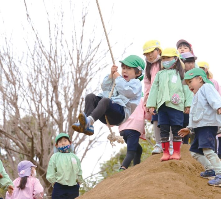 宮前幼稚園・宮前おひさまこども園のターザンロープで遊ぶ様子