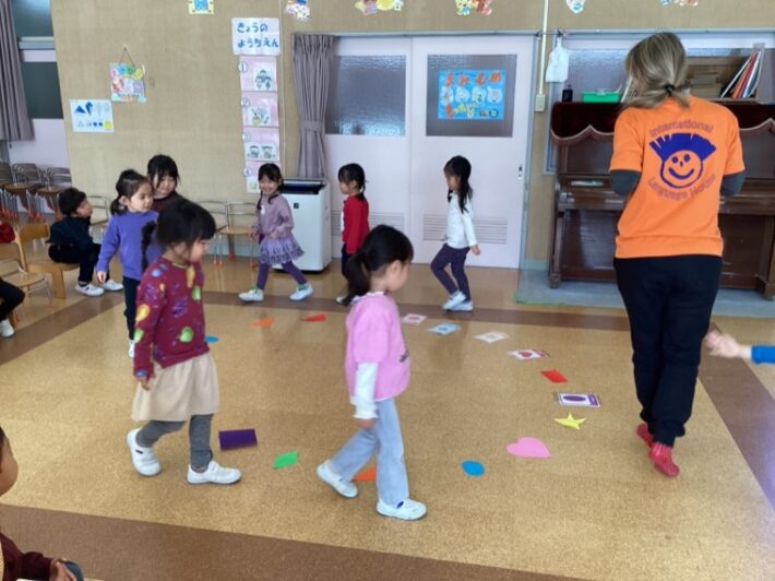 緑区にある、森村学園幼稚園の英語あそびの時間