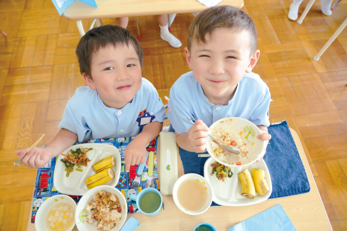 藤が丘幼稚園の自園給食を食べる園児の様子