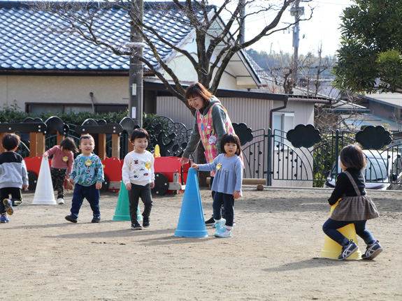 すぎの森幼稚園未就園児クラスの外遊びの様子