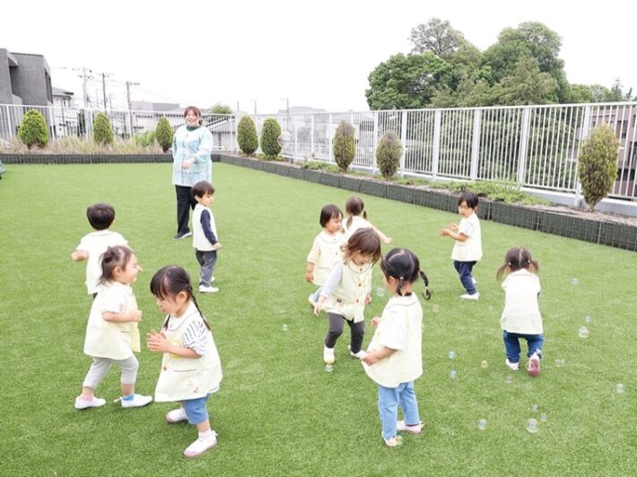 田園都市幼稚園未就園児クラスの屋上遊びの様子