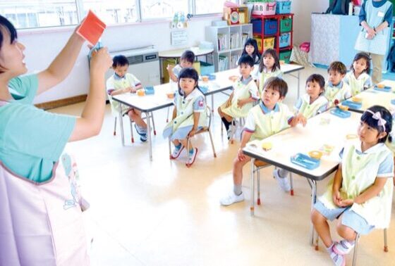 七夕の制作に取りかかるみたけ台幼稚園の園児たちの様子