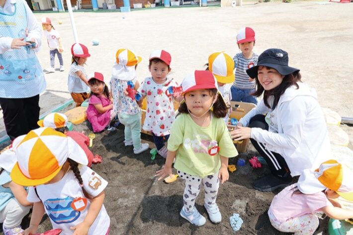 都筑ヶ丘幼稚園満3歳児クラスの園庭遊びの様子