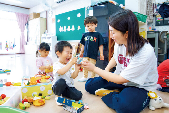 大楽幼稚園満3歳児クラスのおもちゃ遊びの様子