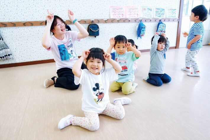 大楽幼稚園満3歳児クラスの歌活動の様子