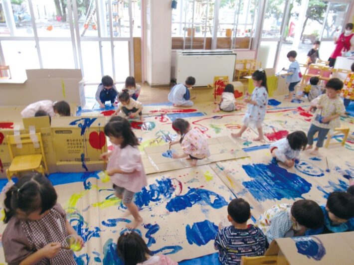 冨士見幼稚園で楽しむ絵の具遊びの様子