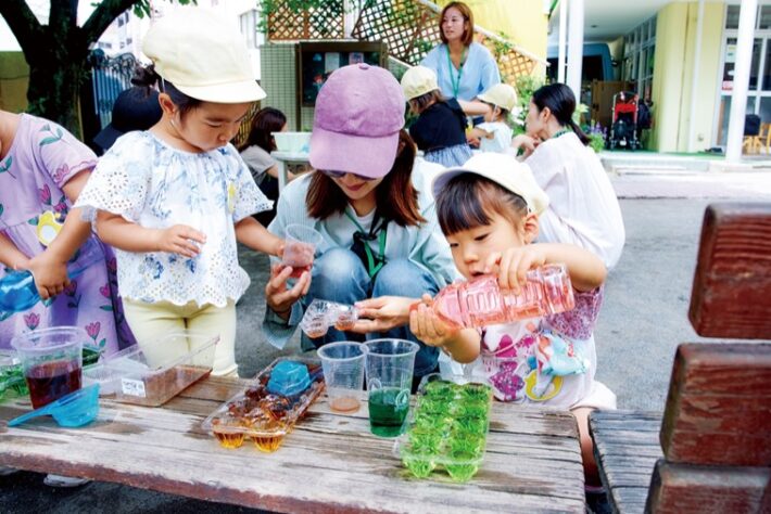 冨士見幼稚園の色水遊びの様子