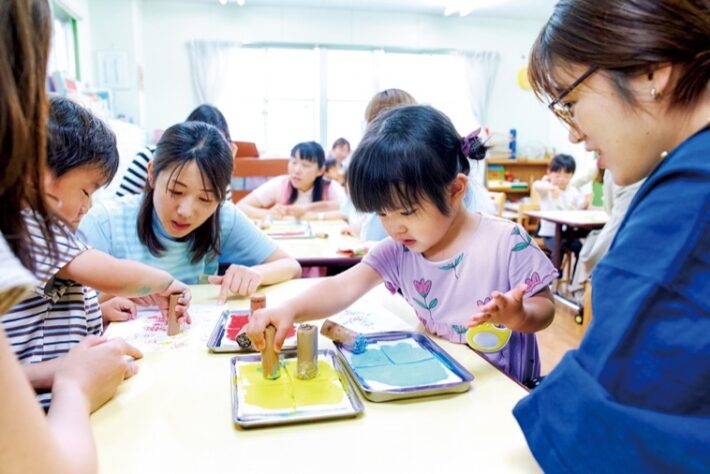 冨士見幼稚園未就園児クラスのスタンプ遊びの様子