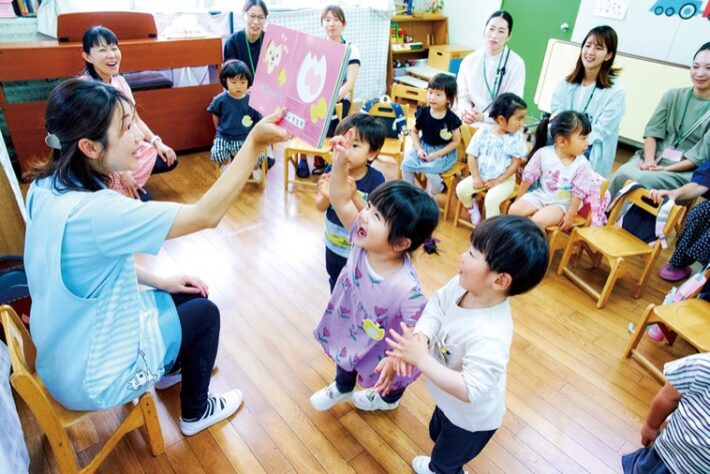 冨士見幼稚園未就園児クラスの読み聞かせの様子