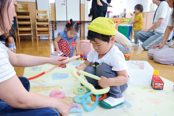 ポップチューブで遊ぶ川崎めぐみ幼稚園の未就園児クラスの子どもたち