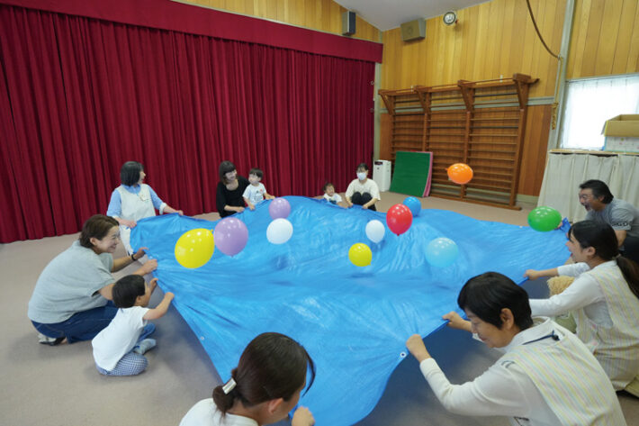 梅が丘天使幼稚園未就園児クラスでの風船遊びの様子