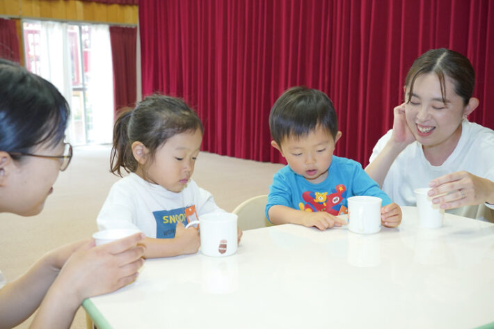 お水を飲む梅が丘天使幼稚園の未就園児クラスの様子