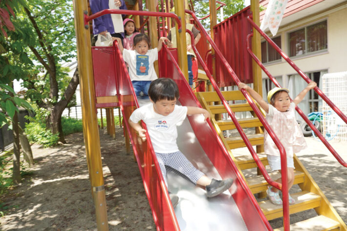 梅が丘天使幼稚園未就園児クラスの園庭での様子