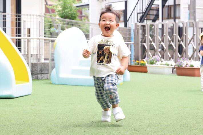 ゆりかご幼稚園満3歳児クラスの園庭の様子