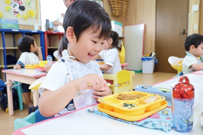 ゆりかご幼稚園満3歳児クラスの給食の様子