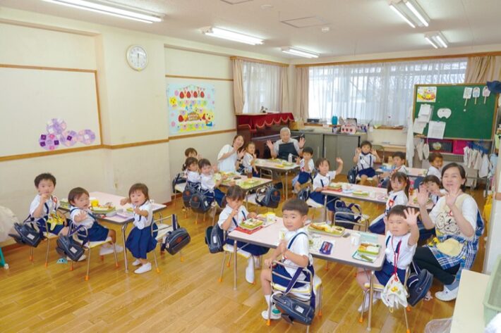 給食を食べるむつみ幼稚園の子どもたちの様子