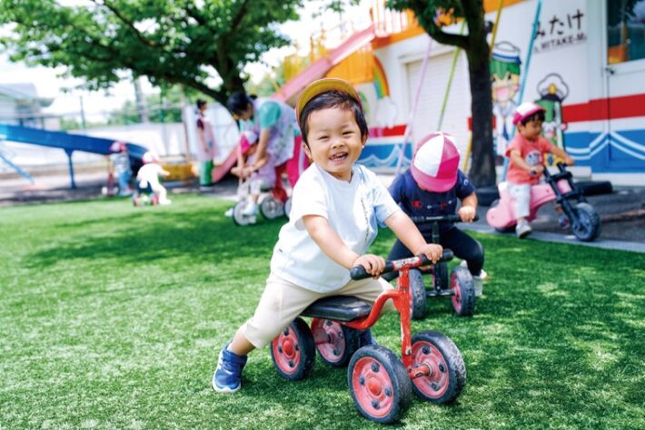 みたけ台幼稚園未就園児クラスの園庭遊びの様子