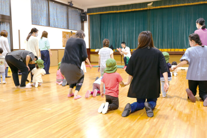 認定こども園エクレスで講師を呼んで活動する様子