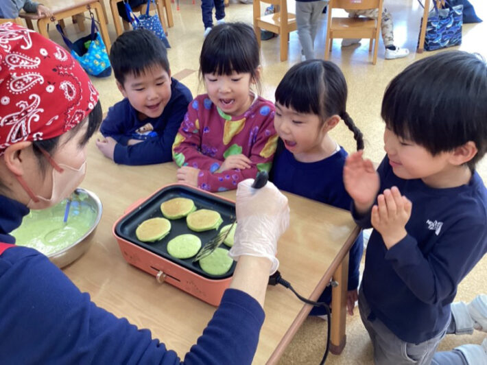 緑区にある、森村学園幼稚園の保育の調理実習の様子