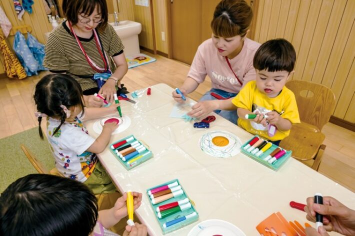 もえぎ野幼稚園未就園児クラスの制作の様子