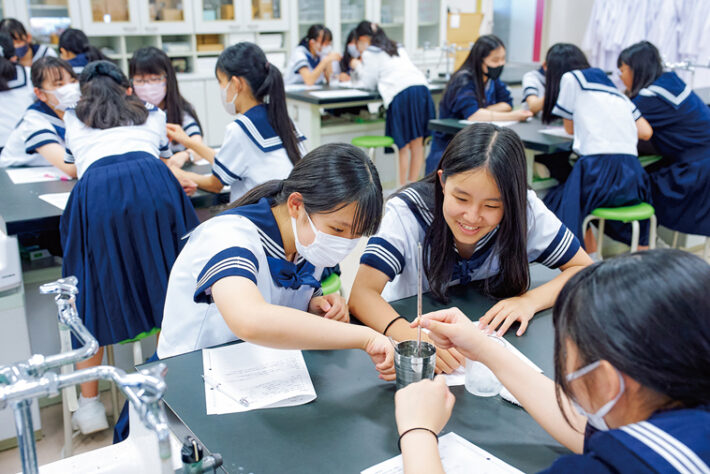 神奈川学園中学・高等学校の理科実験の様子