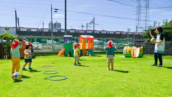 相模原市緑区にある相模原みどり幼稚園、園庭で遊ぶ子供たち