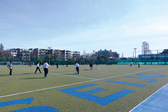 成城学園中学の広々としたグラウンド