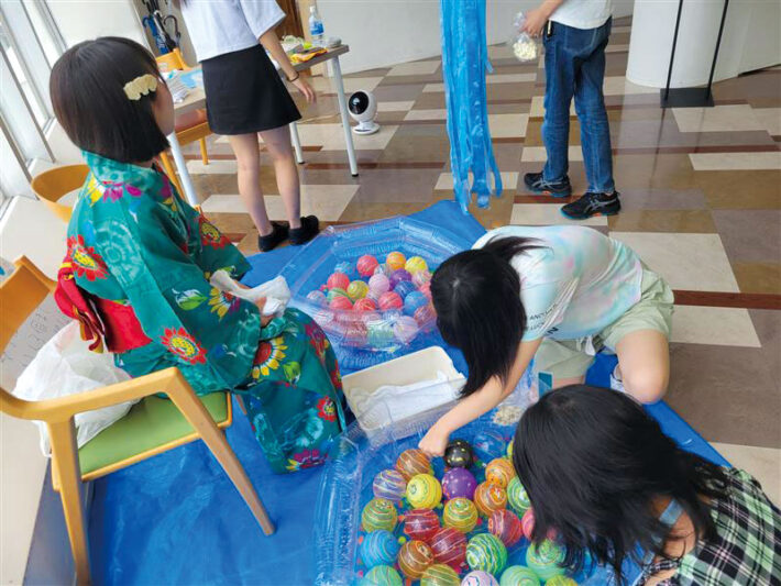 東京未来大学 みらいフリースクールの夏祭りの様子