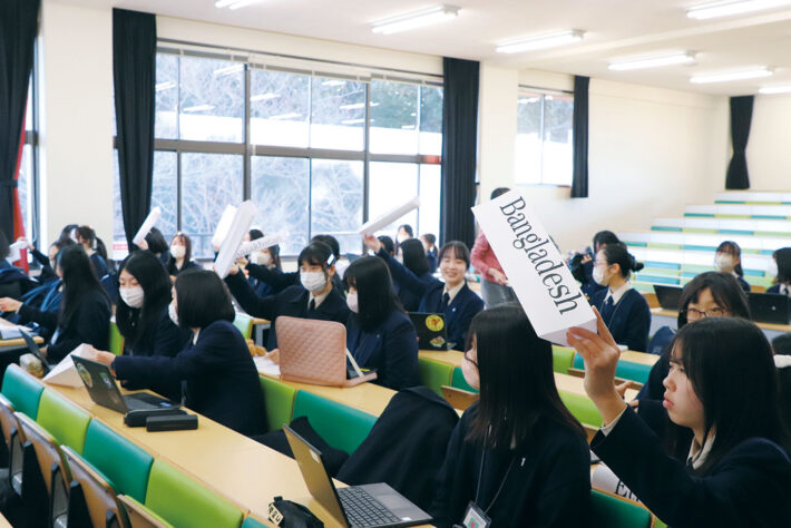 清泉女学院中学高等学校の模擬国連の風景