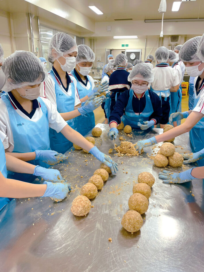 東京農業大学第一高等学校・中等部　東京農業大学の協力のもと中３では「味噌作り」