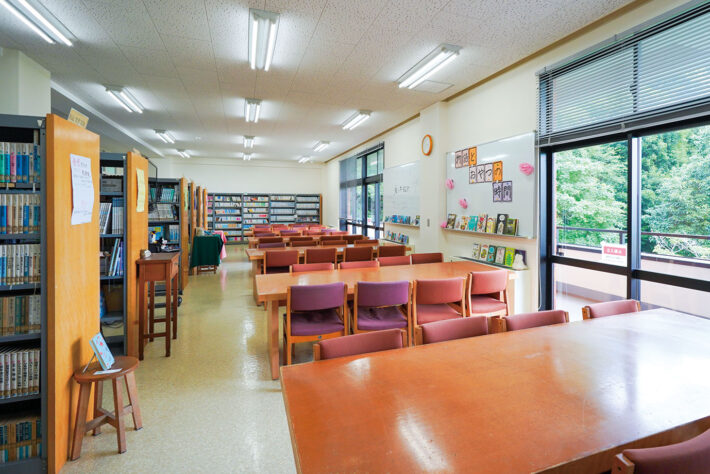 清泉女学院中学高等学校の図書館