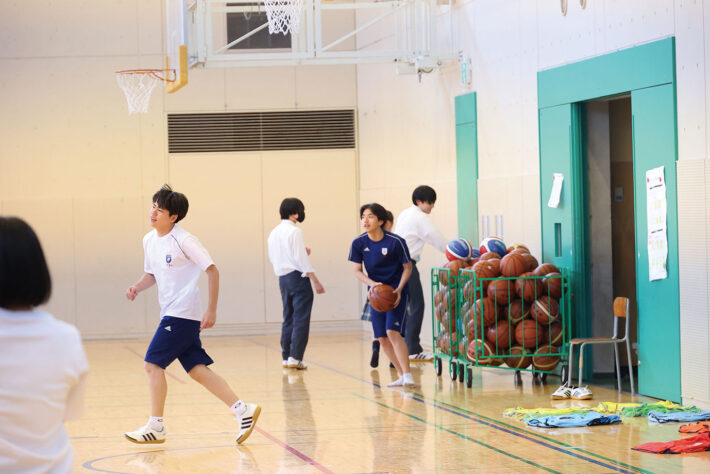 文教大学付属中学校・高等学校　冷暖房完備の体育館