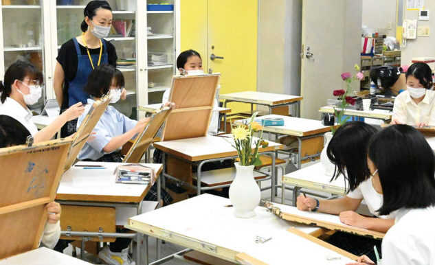 トキワ松学園中学校高等学校 希望者制の美術クラスの授業風景
