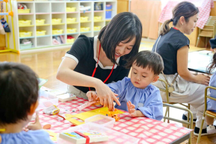 都筑ヶ丘幼稚園プレ保育の工作の時間（七五三の袋作り）