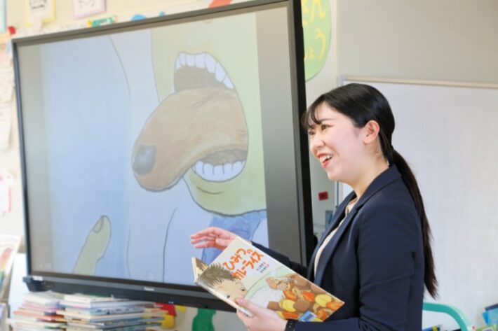 サレジアン国際学園目黒星美小学校の図書の時間の様子