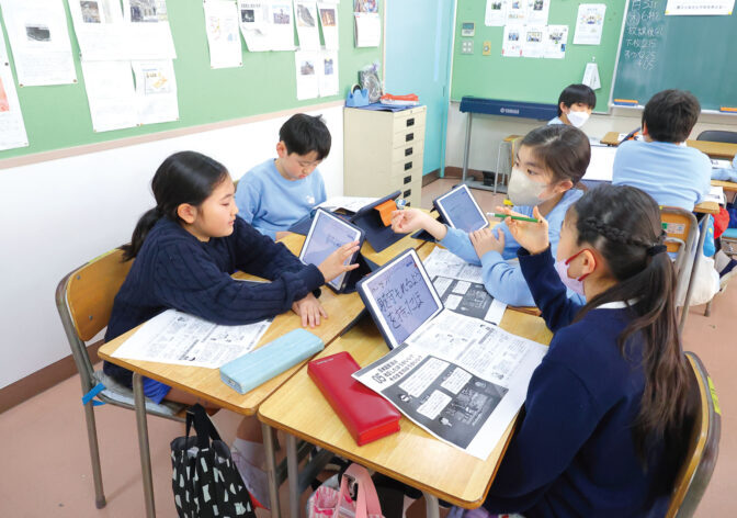 捜真小学校の授業風景。憲法改正についてクラスメイトと意見交換する場面も